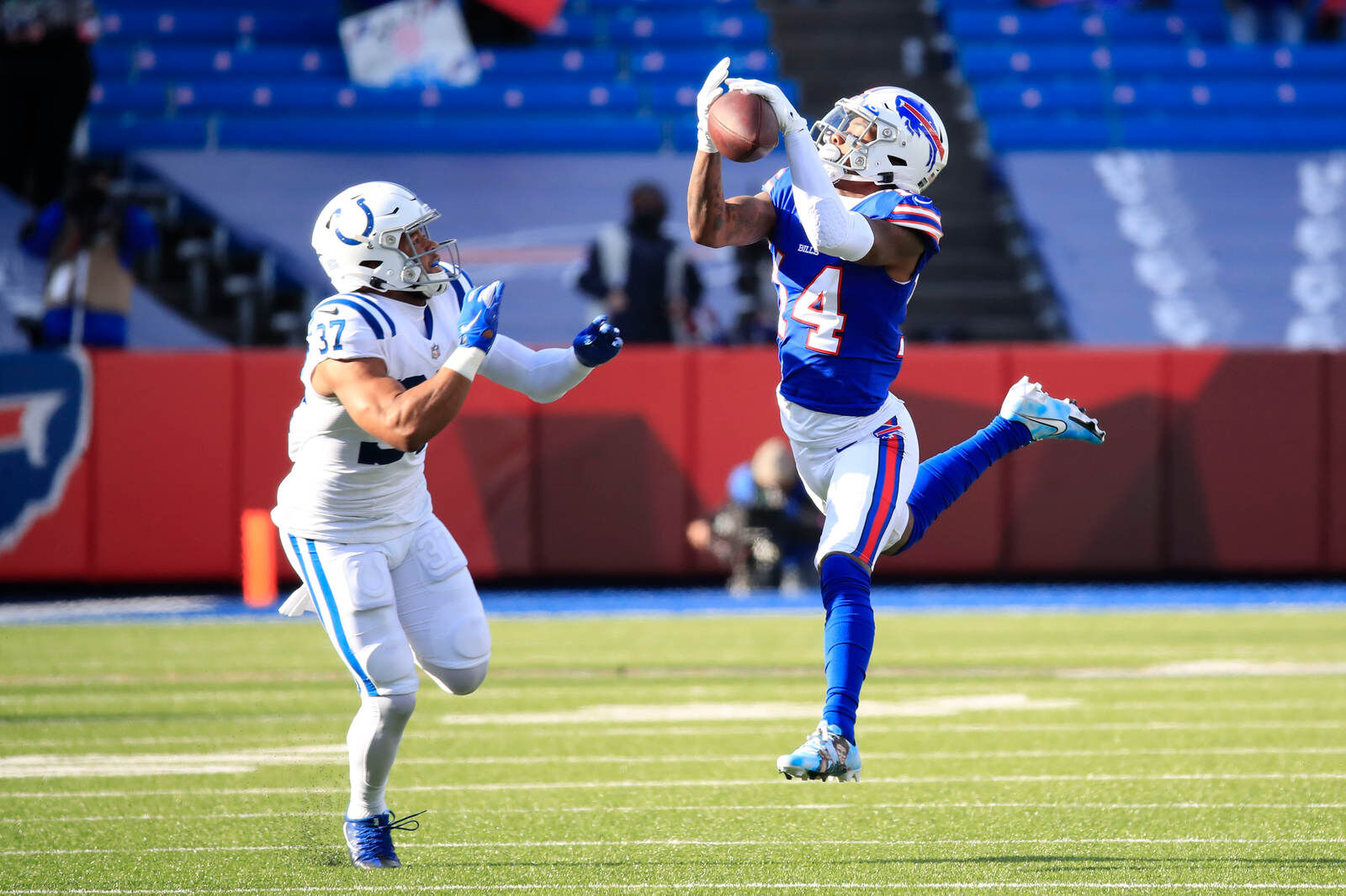 Diggs pulls one in